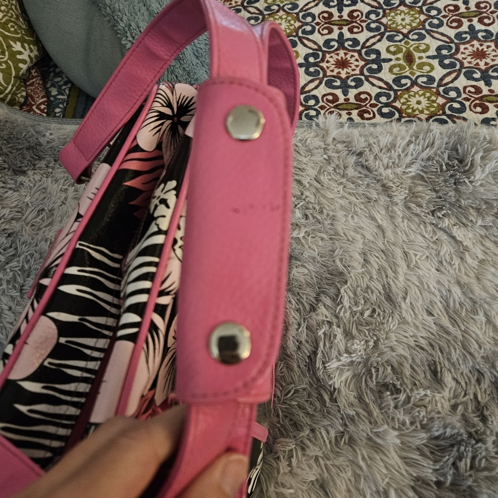 Vintage Roxy bag! It makes a great travel bag or weekender bag.  In great shape!